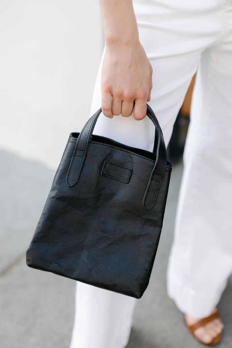 VORBESTELLEN: IM LAUFE DES JUNI LIEFERBAR: CAMI BAG SMALL VACCHETTA BLACK