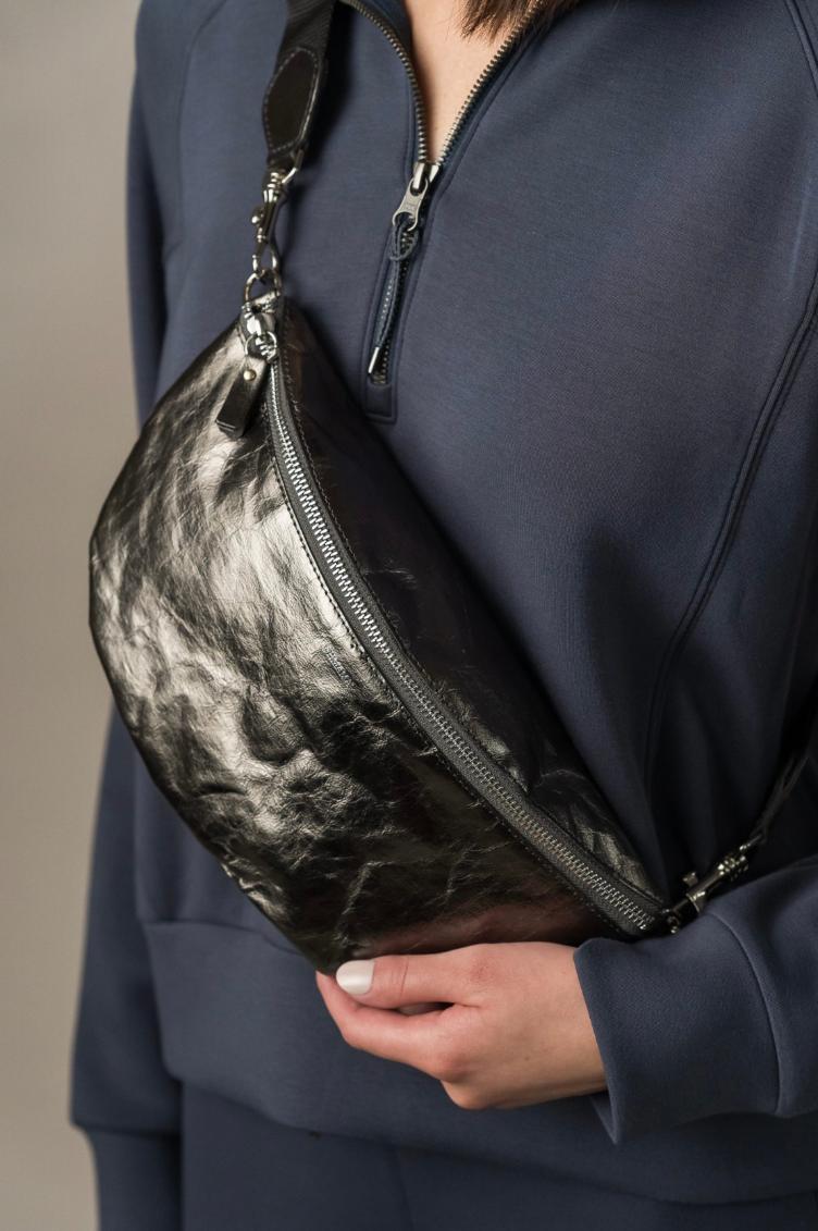 VORBESTELLEN: IM LAUFE VOM AUGUST LIEFERBAR: MARSUPIO SLING BAG METALLIC PELTRO