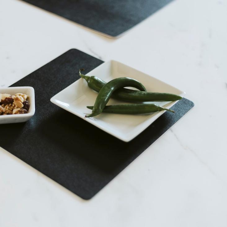 PLACEMAT COTO SQUARE BLACK / SOLANGE VORRAT REICHT